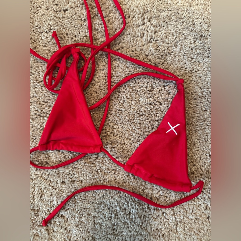 NWOT ROSE RED CREW TOP II boutinela